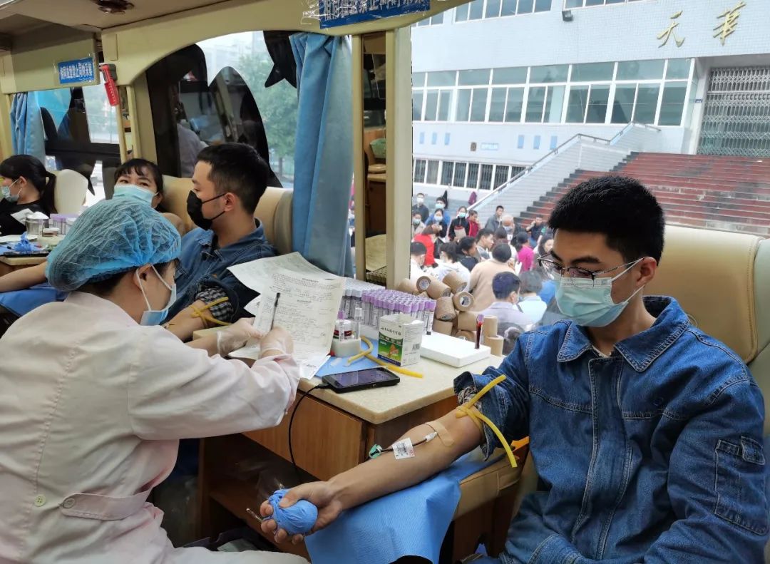 公司職工踴躍參加無償獻(xiàn)血活動(dòng)